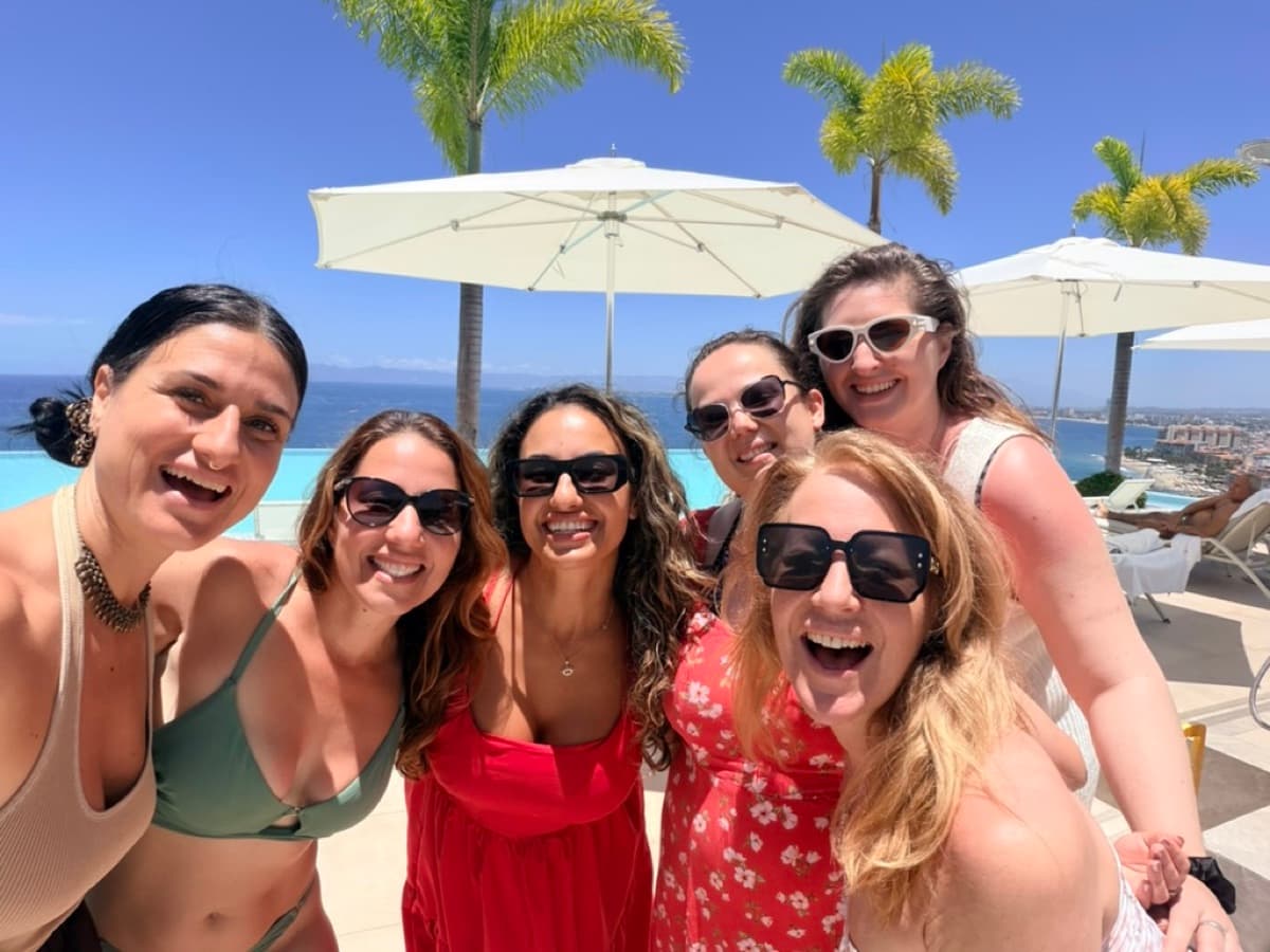 Hevi Serdar and the circle of women together by the pool