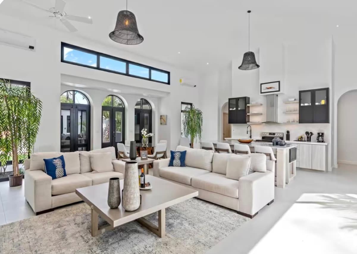 The Costa Rica villa, its pool and open living space